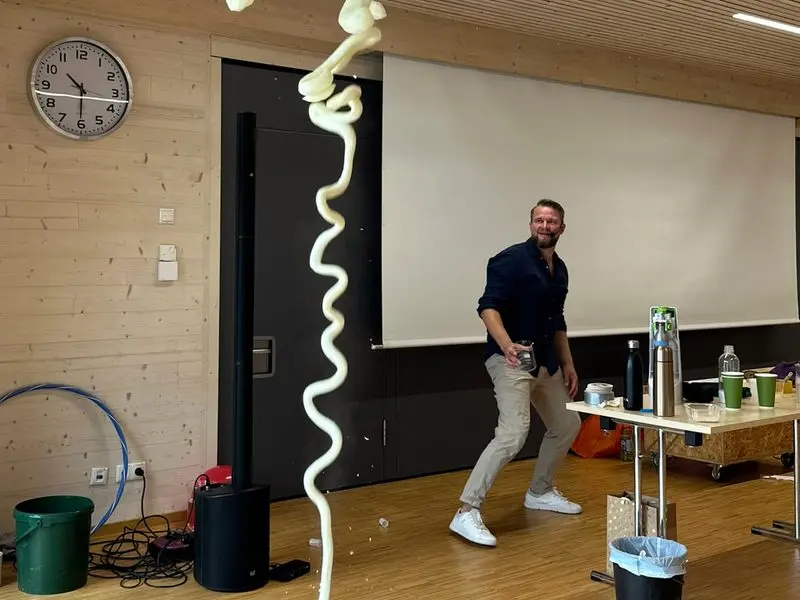 Elefantenzahnpasta-Experiment schießt bis zur Decke