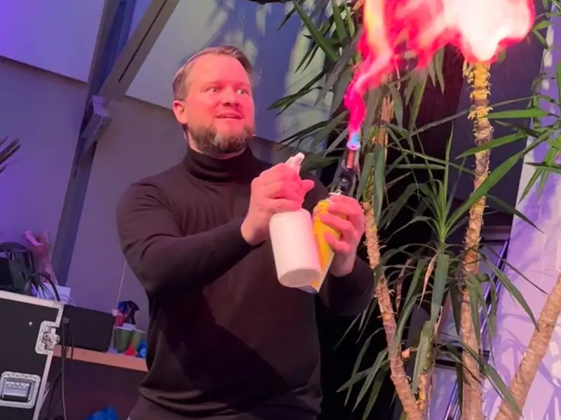 Flammenfärbung mit leuchtenden Farben auf der Bühne