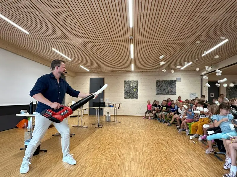 Science-Show mit Laubbläser und begeisterten Grundschulkindern