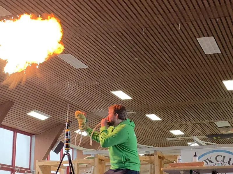 Mehlstaubexplosion mit Funkenflug unter der Hallendecke