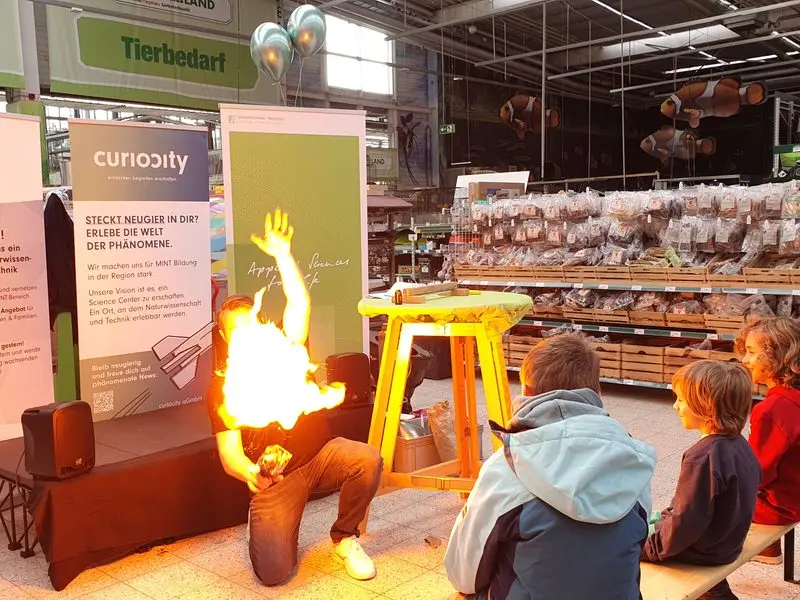 Nitrocellulose-Feuerball vor staunenden Kindern im Baumarkt