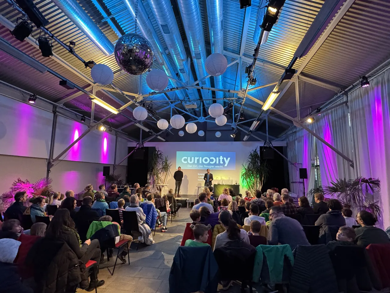 ScienceXplorer Show bei curiosity — Bühne mit Publikum