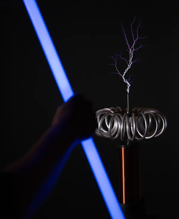 Leuchtstoffröhre leuchtet ohne Kabel in der Nähe der Teslaspule