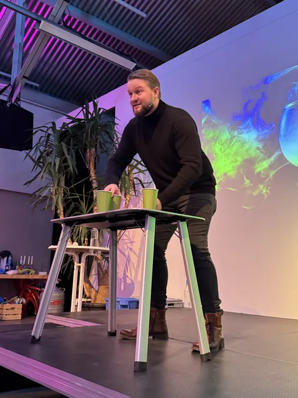 Thomas Sandner bei einer Experimentier-Show